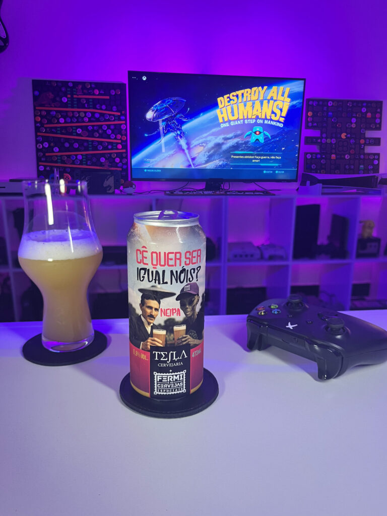 Cerveja NEIPA turva e amarela ao lado de gameplay de Destroy All Humans no Xbox One com clima caótico.