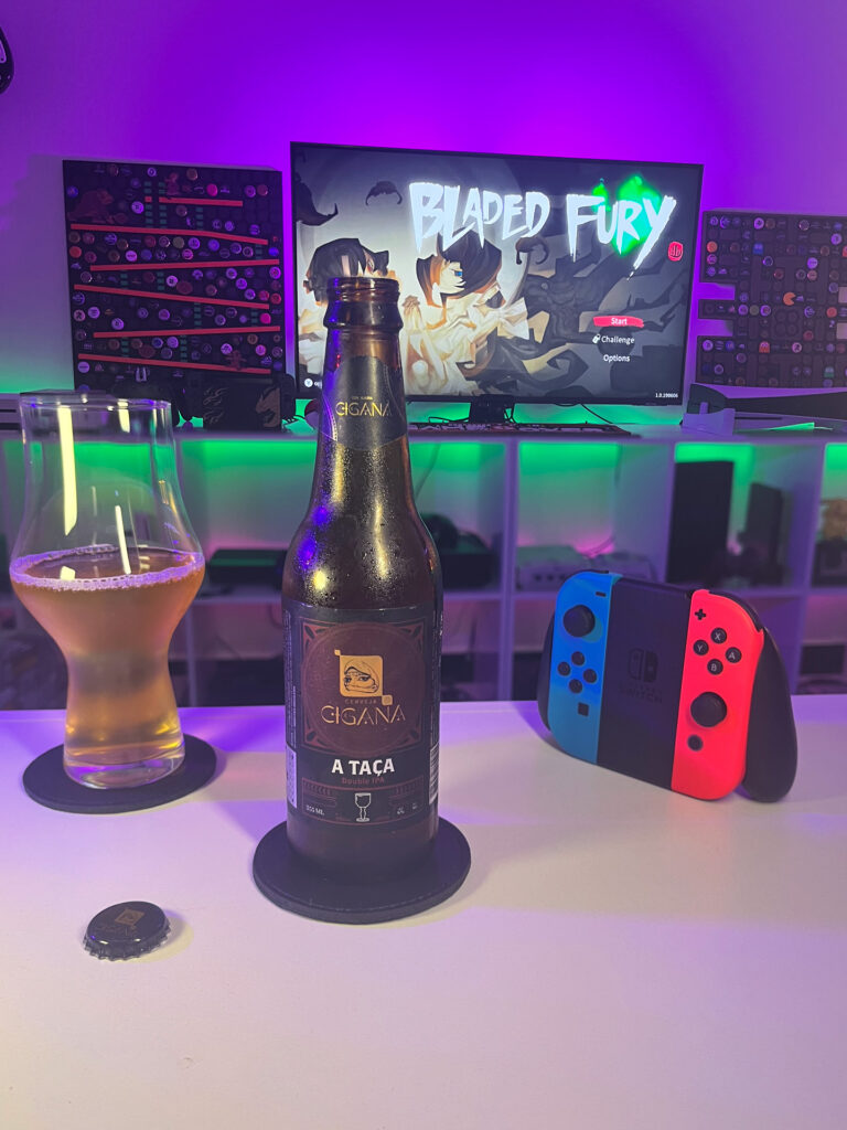 Cerveja Double IPA alaranjada ao lado de Bladed Fury no Nintendo Switch em clima de ação.