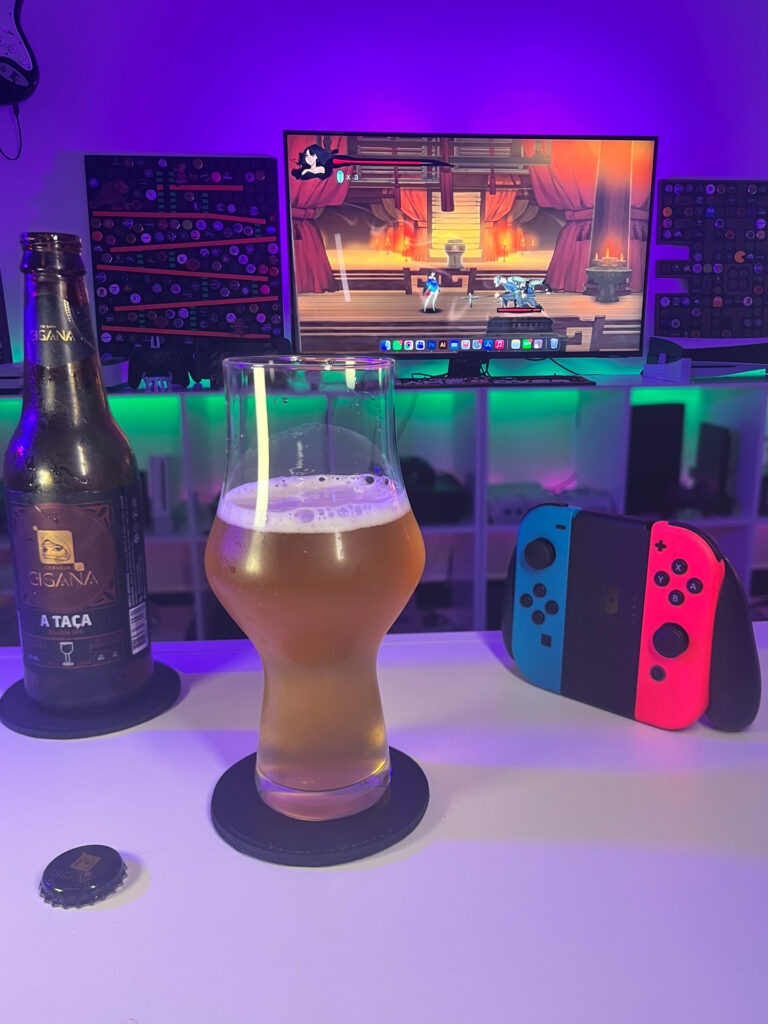 Cerveja Double IPA alaranjada ao lado de Bladed Fury no Nintendo Switch em clima de ação.