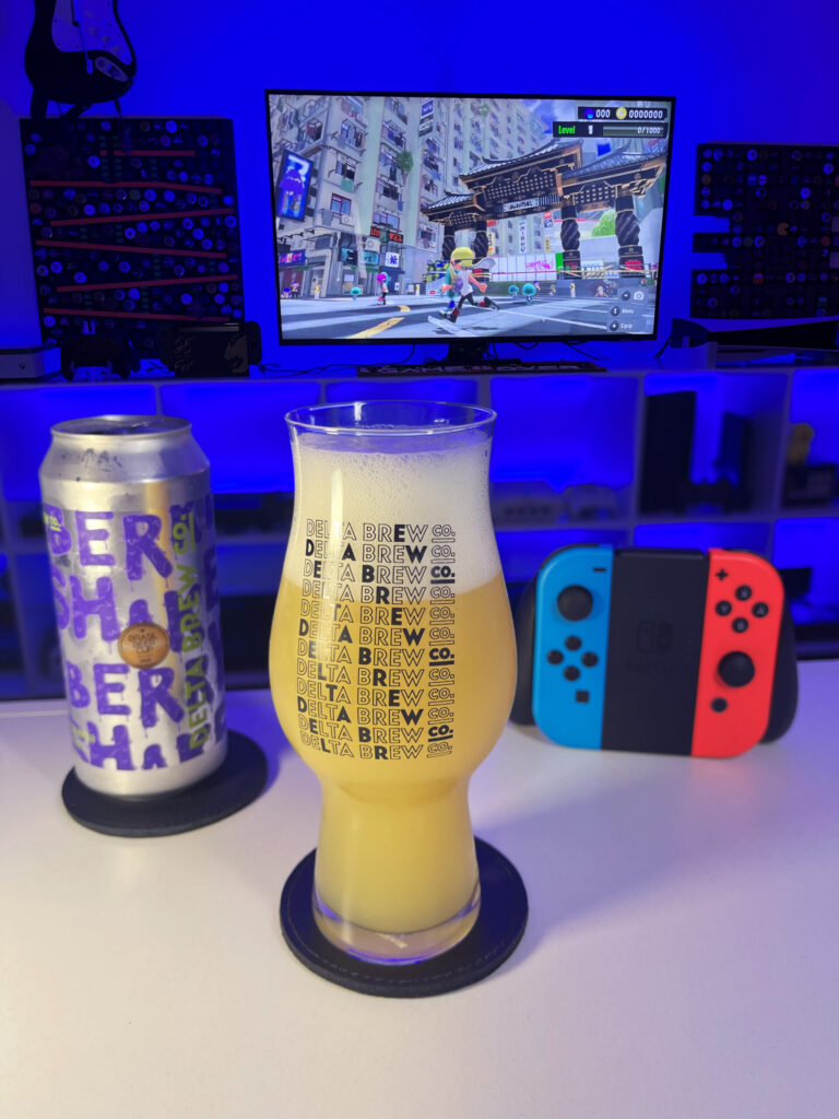 Cerveja Double Hazy IPA amarelo palha ao lado de Splatoon 3 no Nintendo Switch em clima de tinta colorida