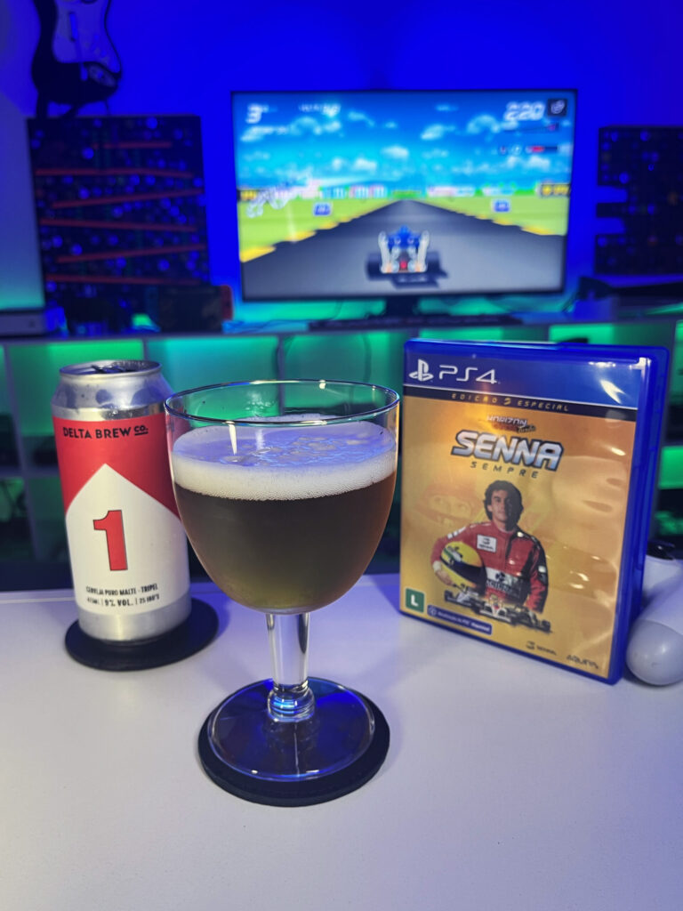 Cerveja Tripel dourada ao lado de Horizon Chase Turbo no PS4 em clima de corrida homenageando Ayrton Senna.