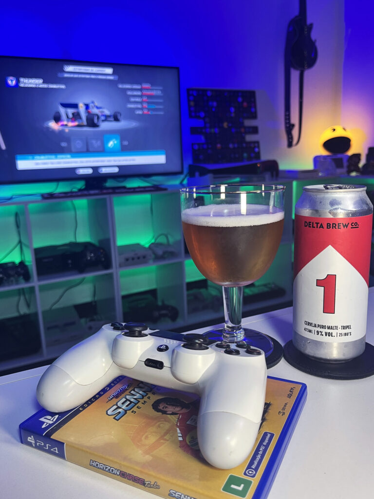 Cerveja Tripel dourada ao lado de Horizon Chase Turbo no PS4 em clima de corrida homenageando Ayrton Senna.