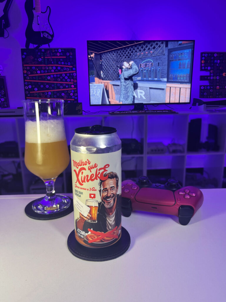 Cerveja Gose Sour amarelo palha ao lado de Watch Dogs Legion no PS5 em clima de resistência hacker