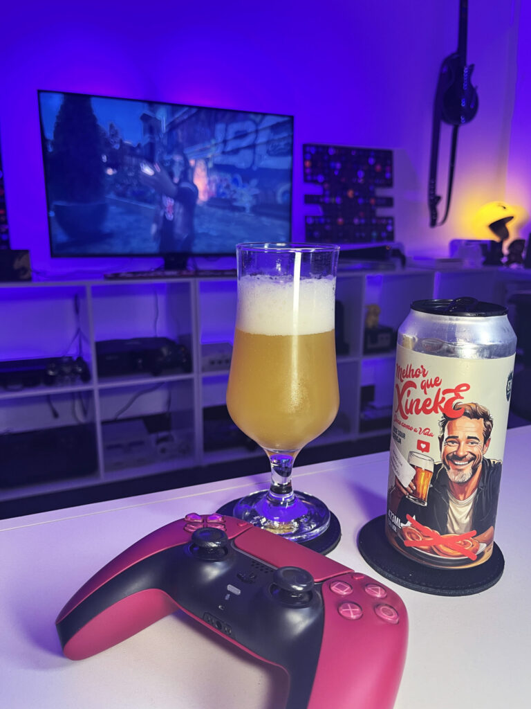 Cerveja Gose Sour amarelo palha ao lado de Watch Dogs Legion no PS5 em clima de resistência hacker