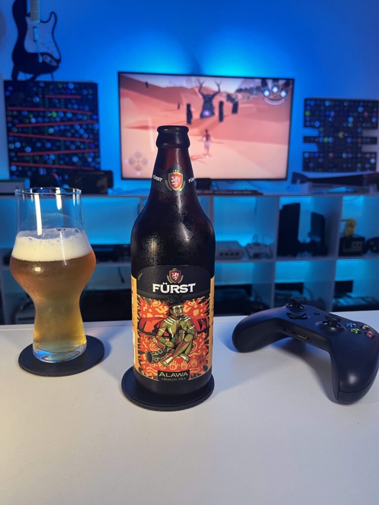 Cerveja Session IPA dourada ao lado de Mulaka no Xbox One em clima de jornada xamânica Tarahumara.
