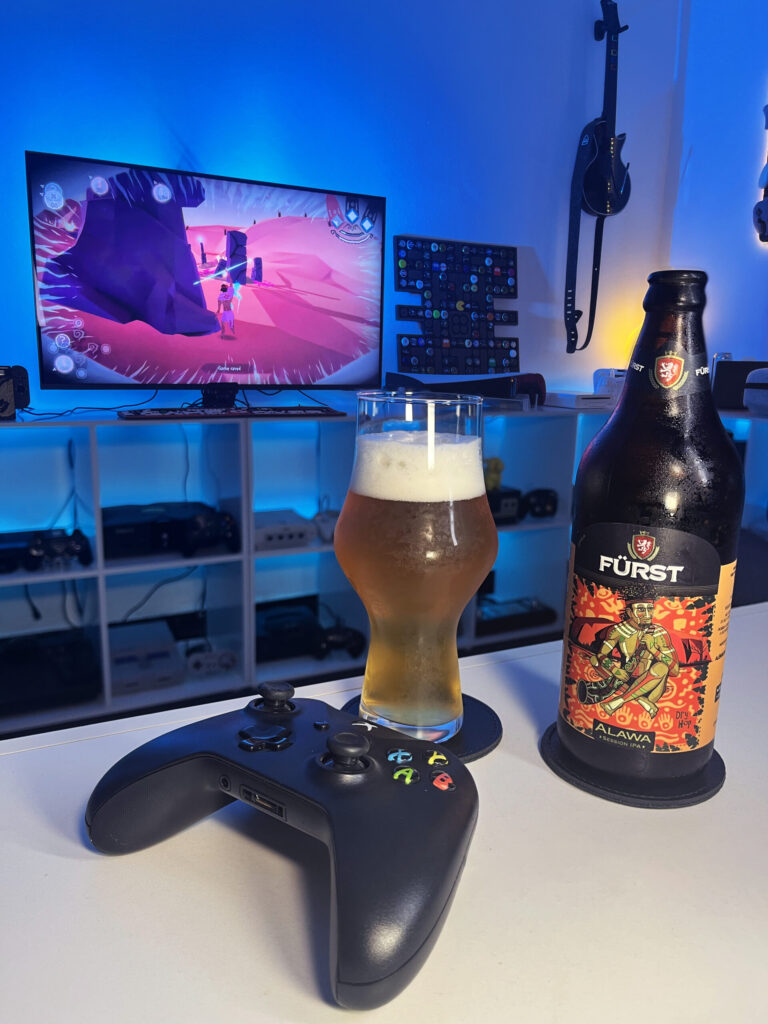 Cerveja Session IPA dourada ao lado de Mulaka no Xbox One em clima de jornada xamânica Tarahumara.