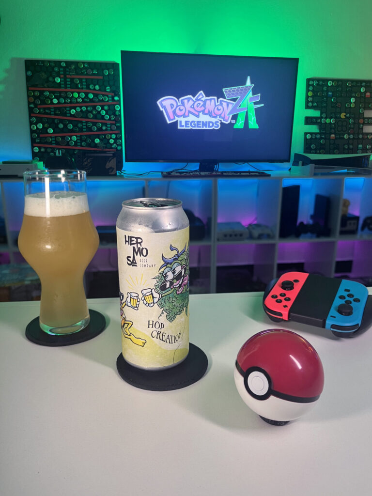 Cerveja Double NEIPA turva e amarela ao lado de gameplay de Pokémon Legends Z-A no Nintendo Switch com clima de exploração.