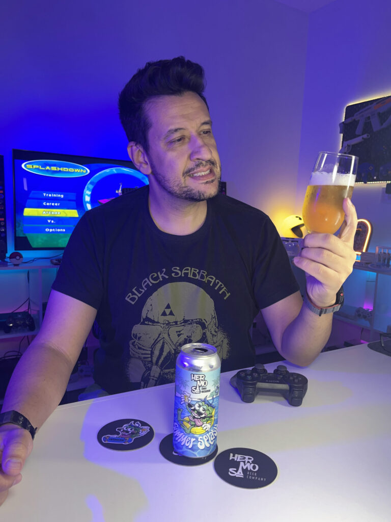 Cerveja New Zealand Pilsner amarelo ouro ao lado de Splashdown no PlayStation 2 em clima de verão.