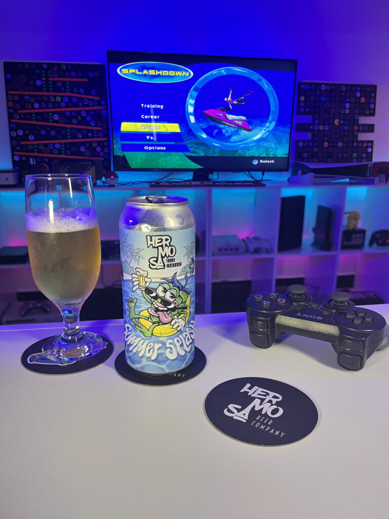 Cerveja New Zealand Pilsner amarelo ouro ao lado de Splashdown no PlayStation 2 em clima de verão.