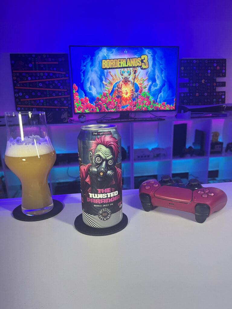 Cerveja Double Juicy IPA amarelo ouro ao lado de Borderlands 3 no PlayStation 5 em clima de caos colorido.
