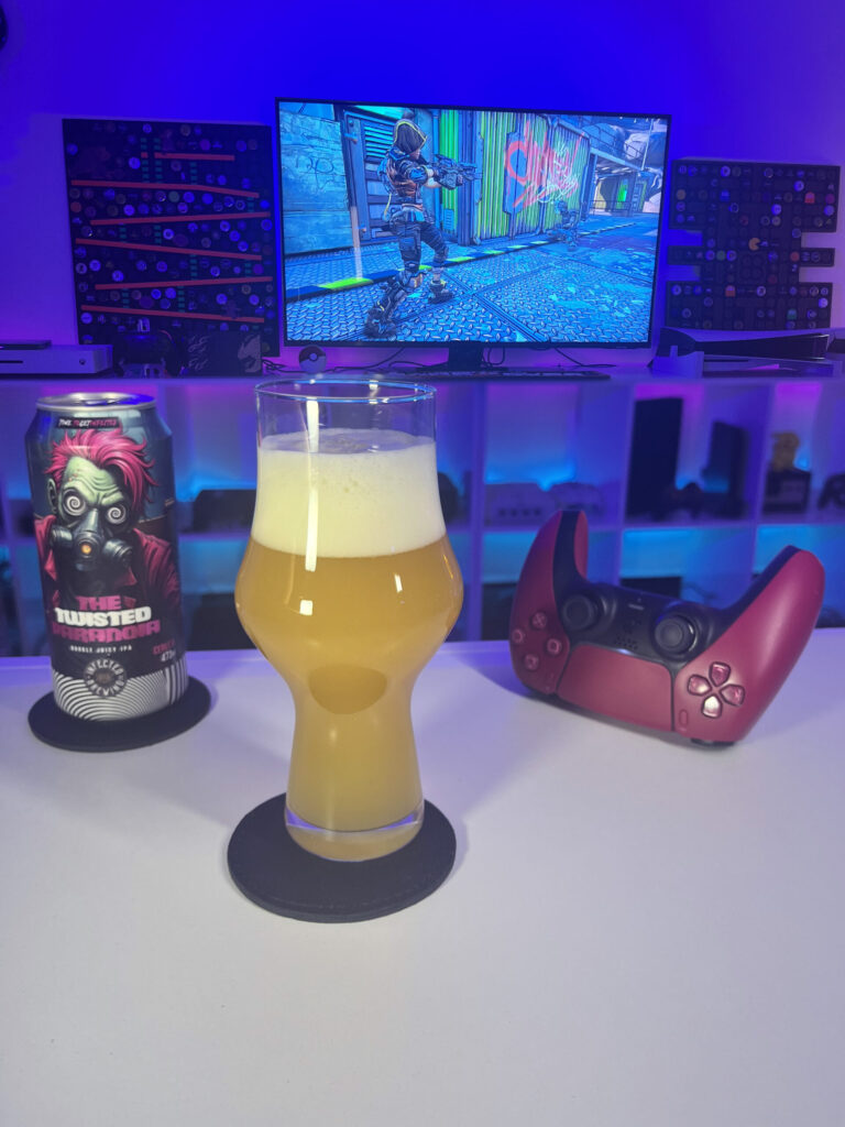 Cerveja Double Juicy IPA amarelo ouro ao lado de Borderlands 3 no PlayStation 5 em clima de caos colorido.