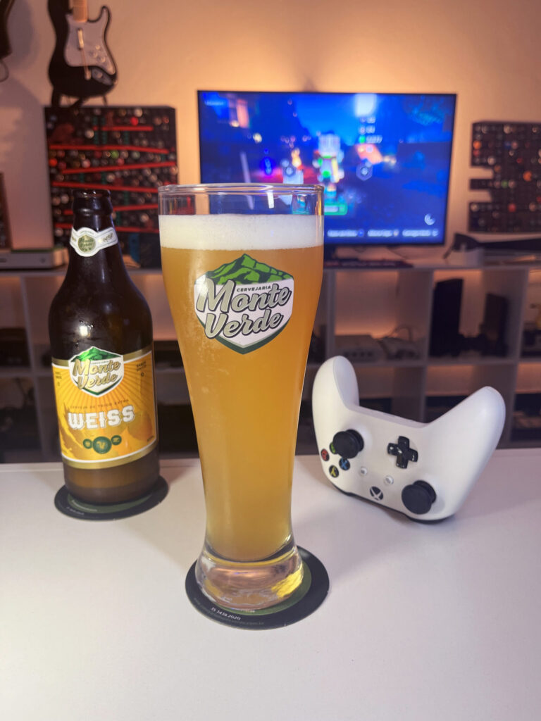 Cerveja Weiss turva amarela ao lado de Minecraft Dungeons no Xbox One em clima de masmorra.