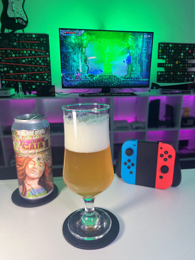 Cerveja West Coast Double IPA amarela ao lado de Valfaris no Nintendo Switch em clima de inferno sci-fi heavy metal.