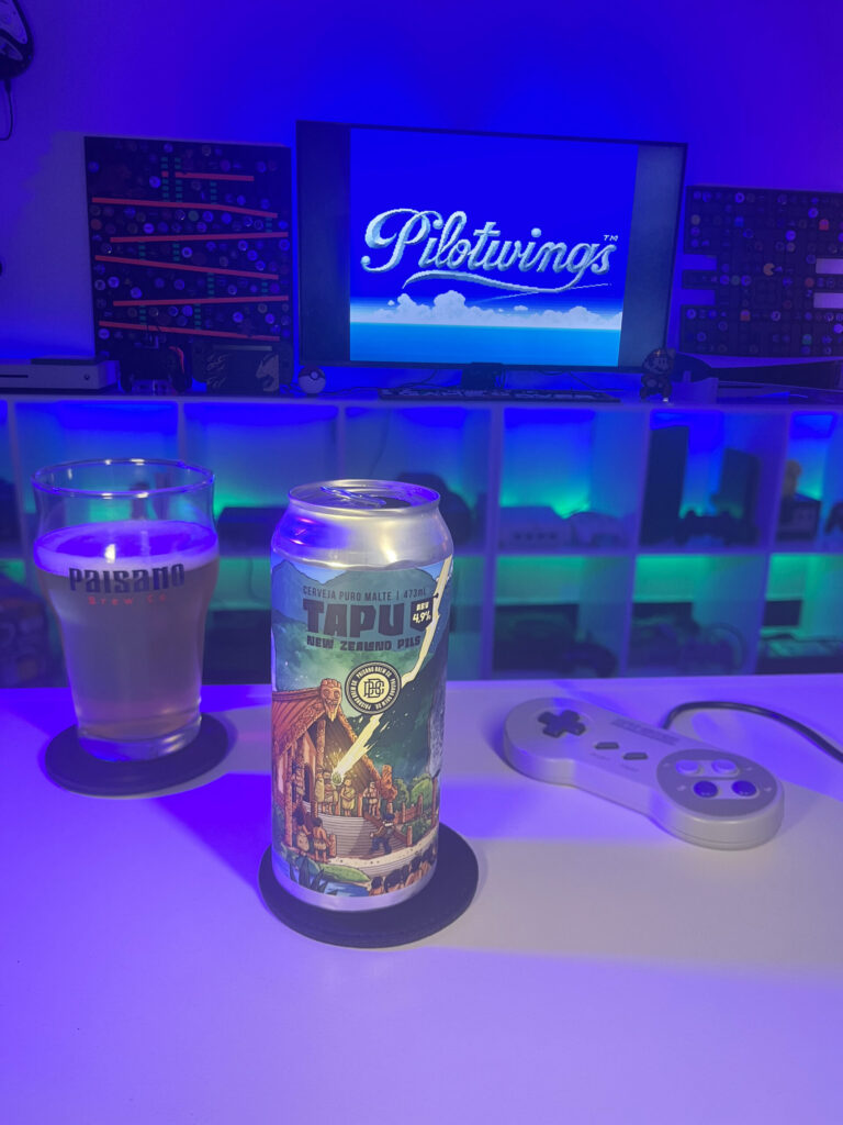 Cerveja clara e translúcida ao lado de gameplay de Pilotwings no Super Nintendo com cenário aéreo retrô.