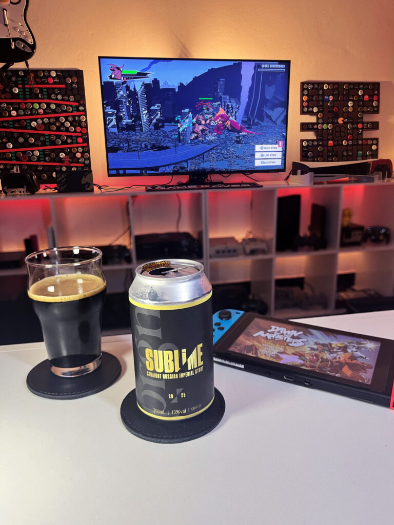 Cerveja Russian Imperial Stout preta ao lado de Dawn of the Monsters no Nintendo Switch em clima de batalha de titãs.