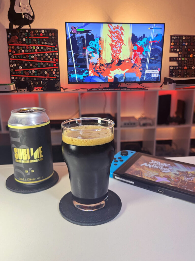 Cerveja Russian Imperial Stout preta ao lado de Dawn of the Monsters no Nintendo Switch em clima de batalha de titãs.