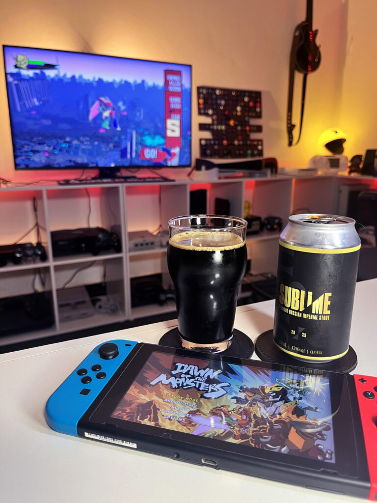 Cerveja Russian Imperial Stout preta ao lado de Dawn of the Monsters no Nintendo Switch em clima de batalha de titãs.