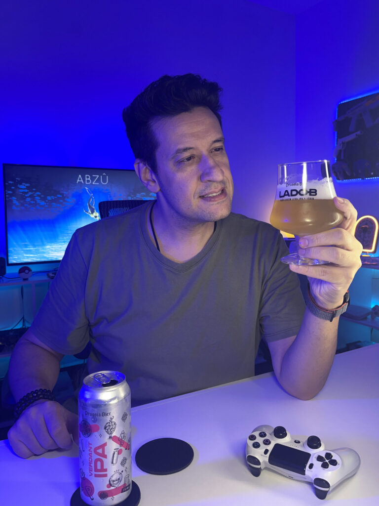 Cerveja clara com espuma branca ao lado de cena subaquática de Abzû no PlayStation 4 em clima contemplativo.
