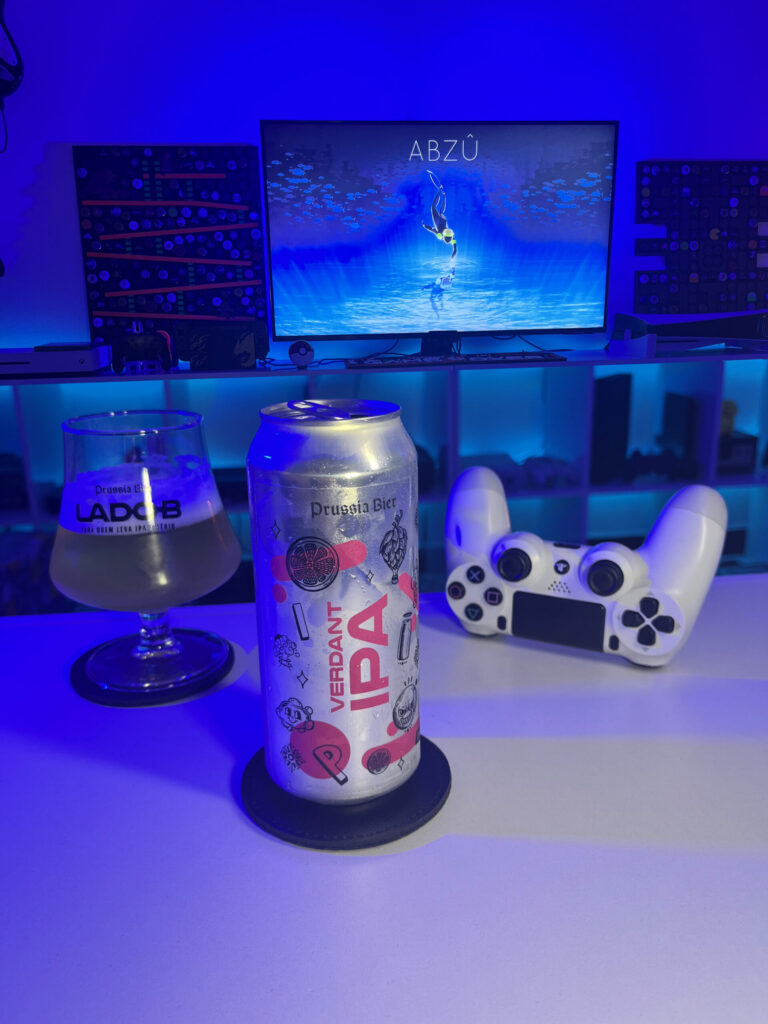 Cerveja clara com espuma branca ao lado de cena subaquática de Abzû no PlayStation 4 em clima contemplativo.