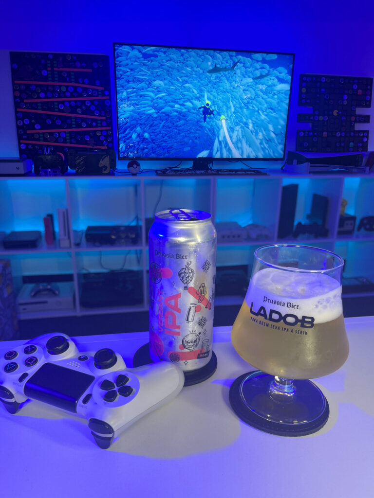 Cerveja clara com espuma branca ao lado de cena subaquática de Abzû no PlayStation 4 em clima contemplativo.