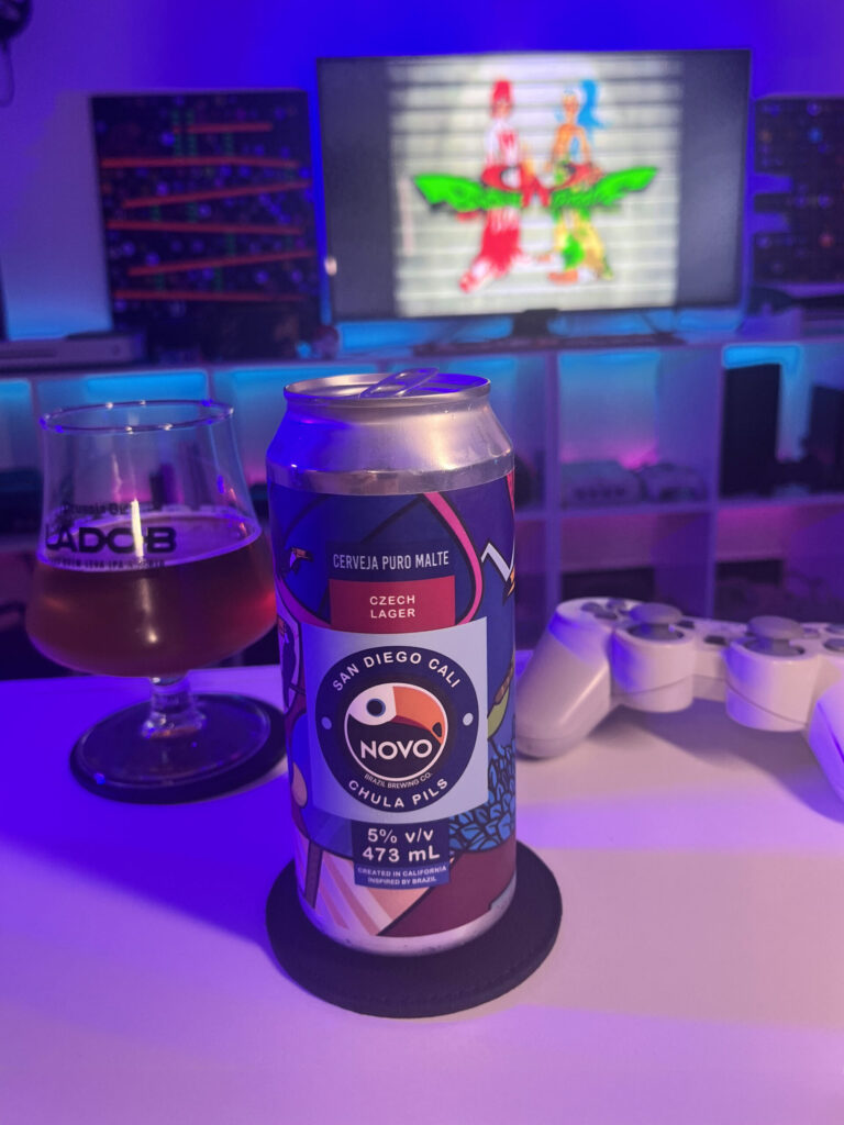 Cerveja Czech Lager marrom claro ao lado de Bust A Groove no PlayStation 1 em clima de dança e música.