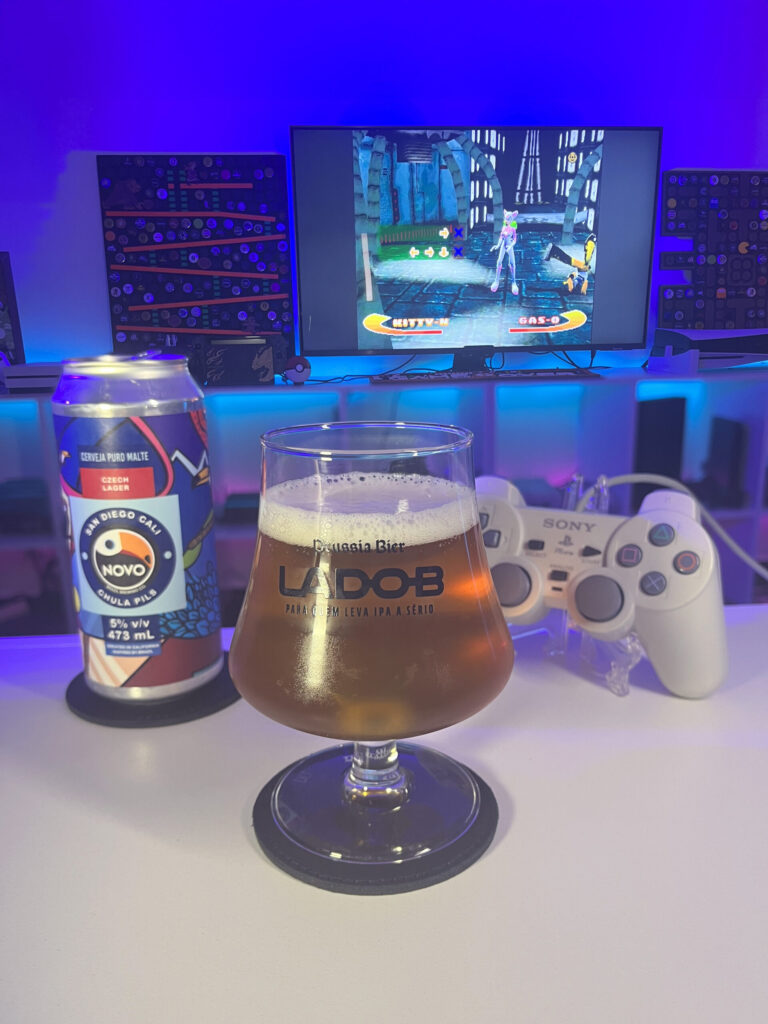 Cerveja Czech Lager marrom claro ao lado de Bust A Groove no PlayStation 1 em clima de dança e música.