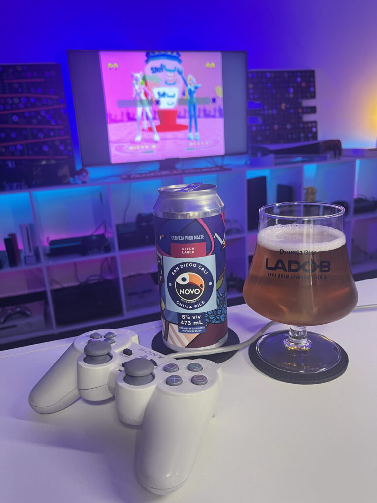 Cerveja Czech Lager marrom claro ao lado de Bust A Groove no PlayStation 1 em clima de dança e música.