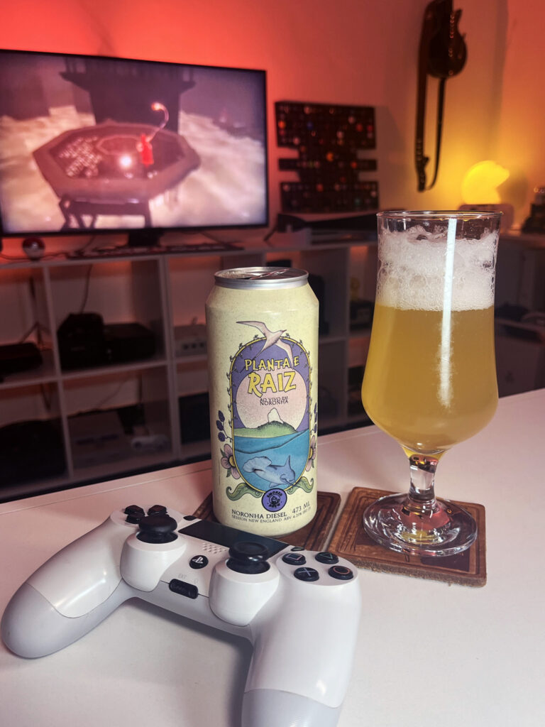 Cerveja Session New England amarela turva ao lado de Journey no PS4 em clima de travessia pelo deserto.