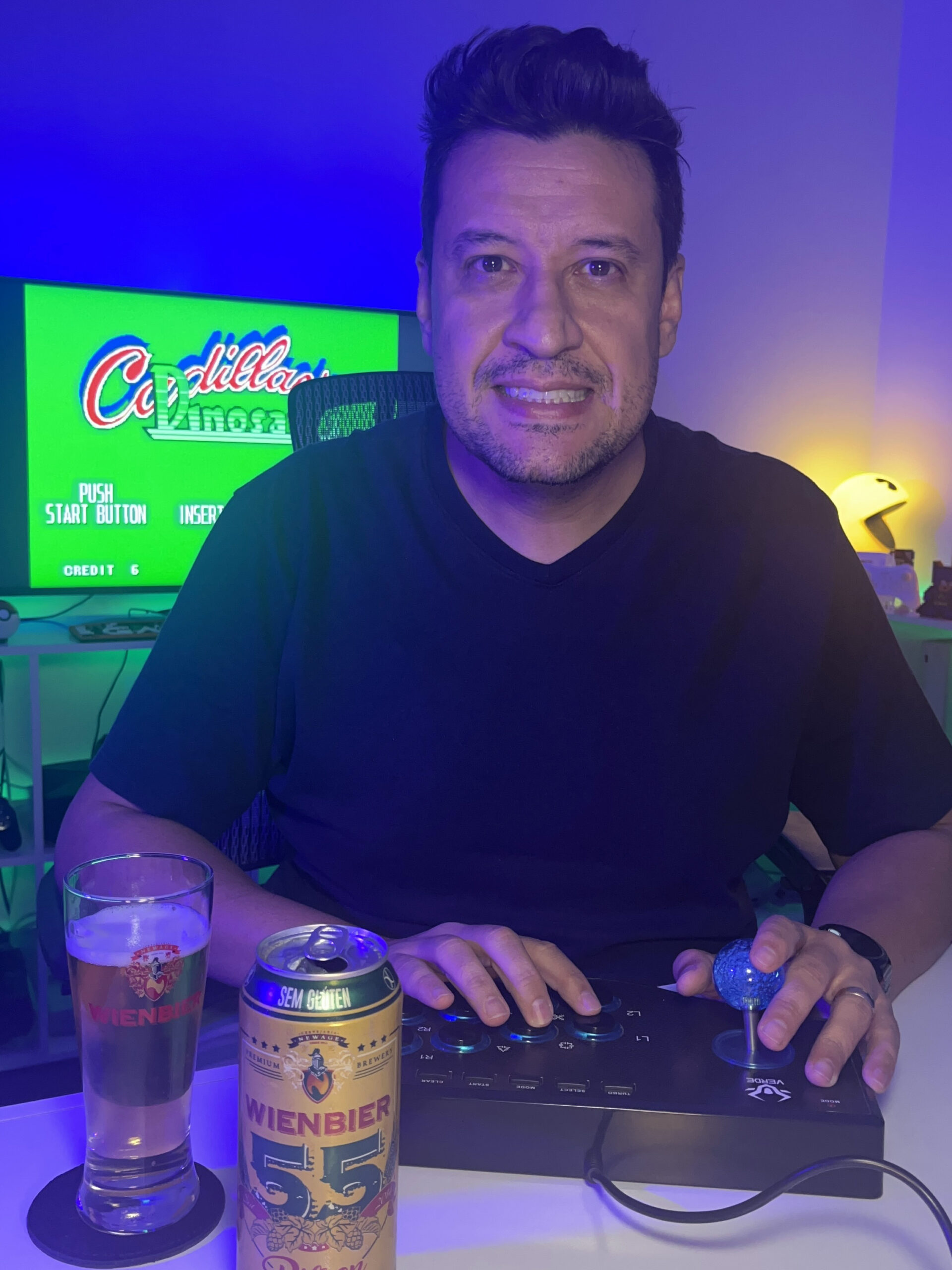 Cadillacs and Dinosaurs no Arcade com a 55 Pilsen Sem Glúten da Wienbier