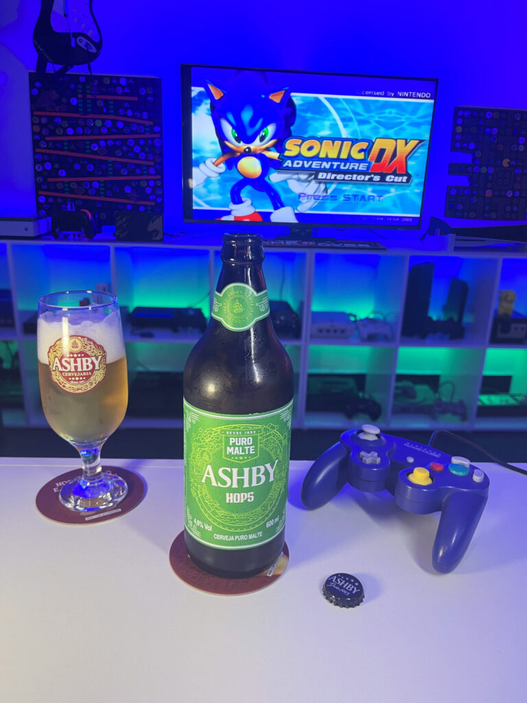 Ashby Hops, American Pilsen com dry hopping, ao lado de Sonic Adventure DX no GameCube.