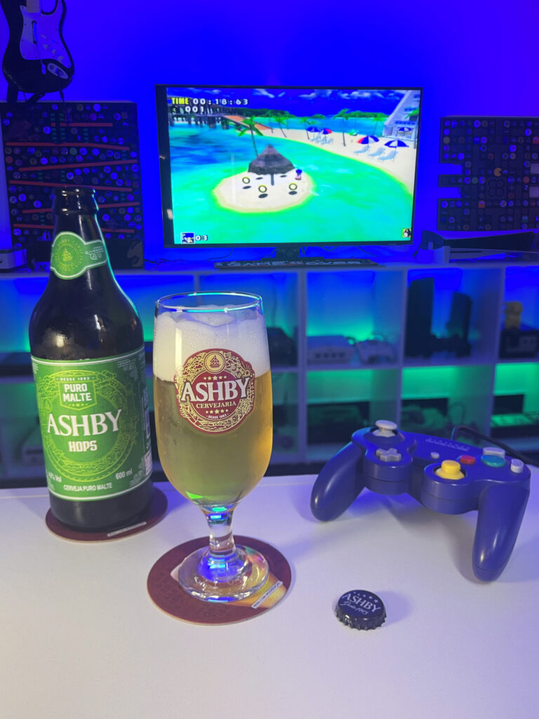 Ashby Hops, American Pilsen com dry hopping, ao lado de Sonic Adventure DX no GameCube.