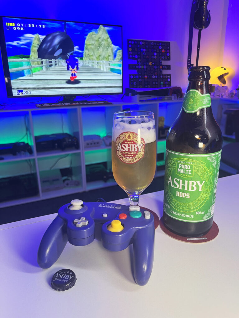 Ashby Hops, American Pilsen com dry hopping, ao lado de Sonic Adventure DX no GameCube.
