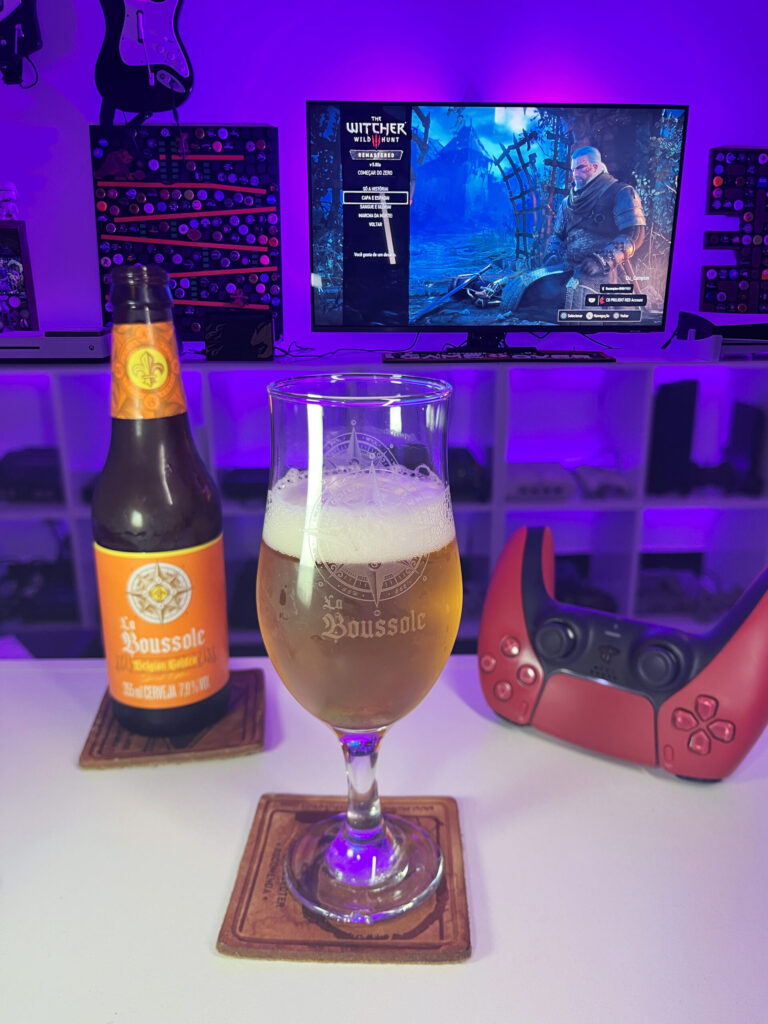 Cerveja Belgian Golden La Boussole e The Witcher 3 Wild Hunt Remastered, jogo do PS5.