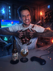 Cerveja Saison dourado escuro ao lado de Altered Beast no Mega Drive em clima de transformação mítica.