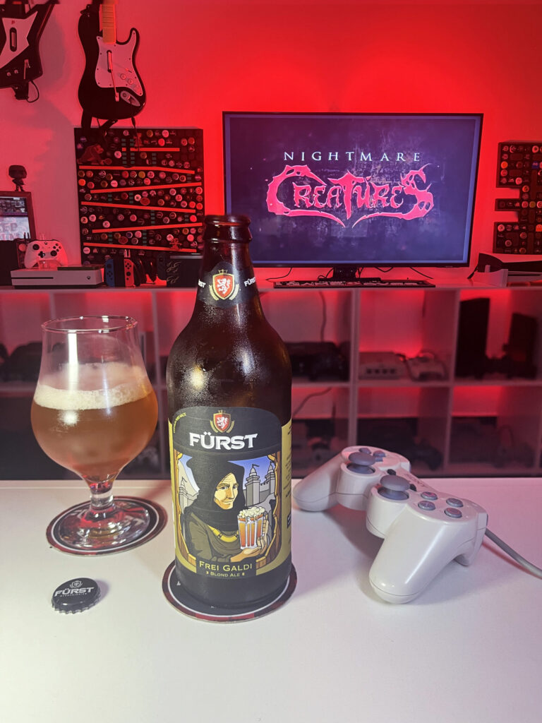 Cerveja Frei Galdi dourado alaranjado com espuma branca, ao lado de Nightmare Creatures no PS1.