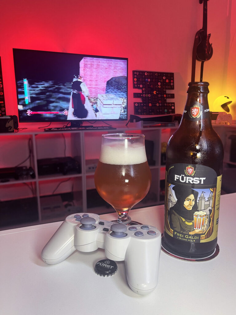 Cerveja Frei Galdi dourado alaranjado com espuma branca, ao lado de Nightmare Creatures no PS1.