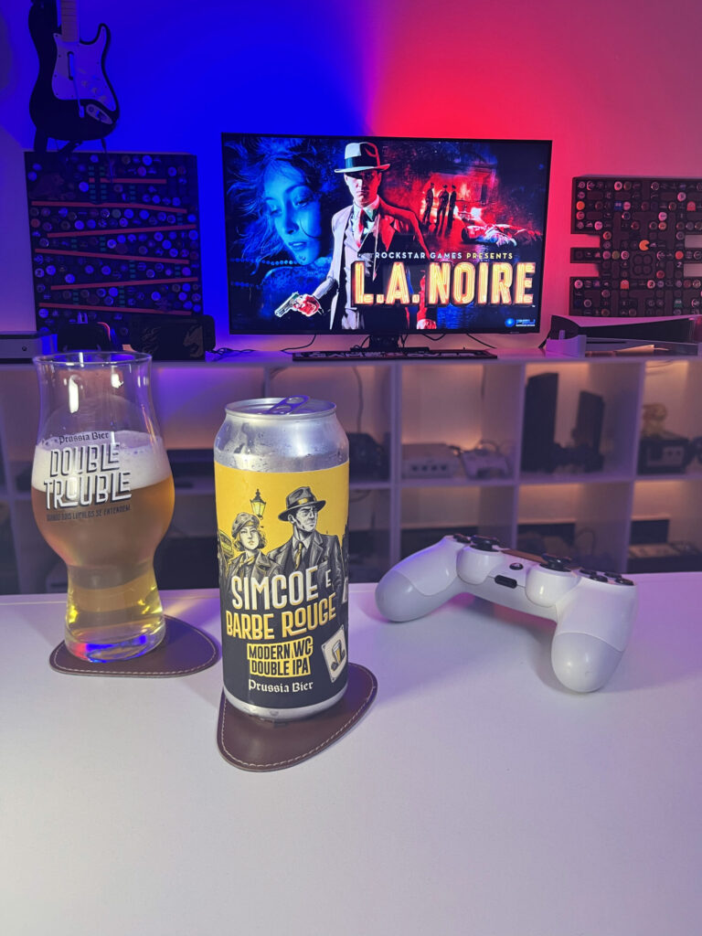 West Coast Double IPA da Prussia Bier ao lado de L.A. Noire no PlayStation 4.