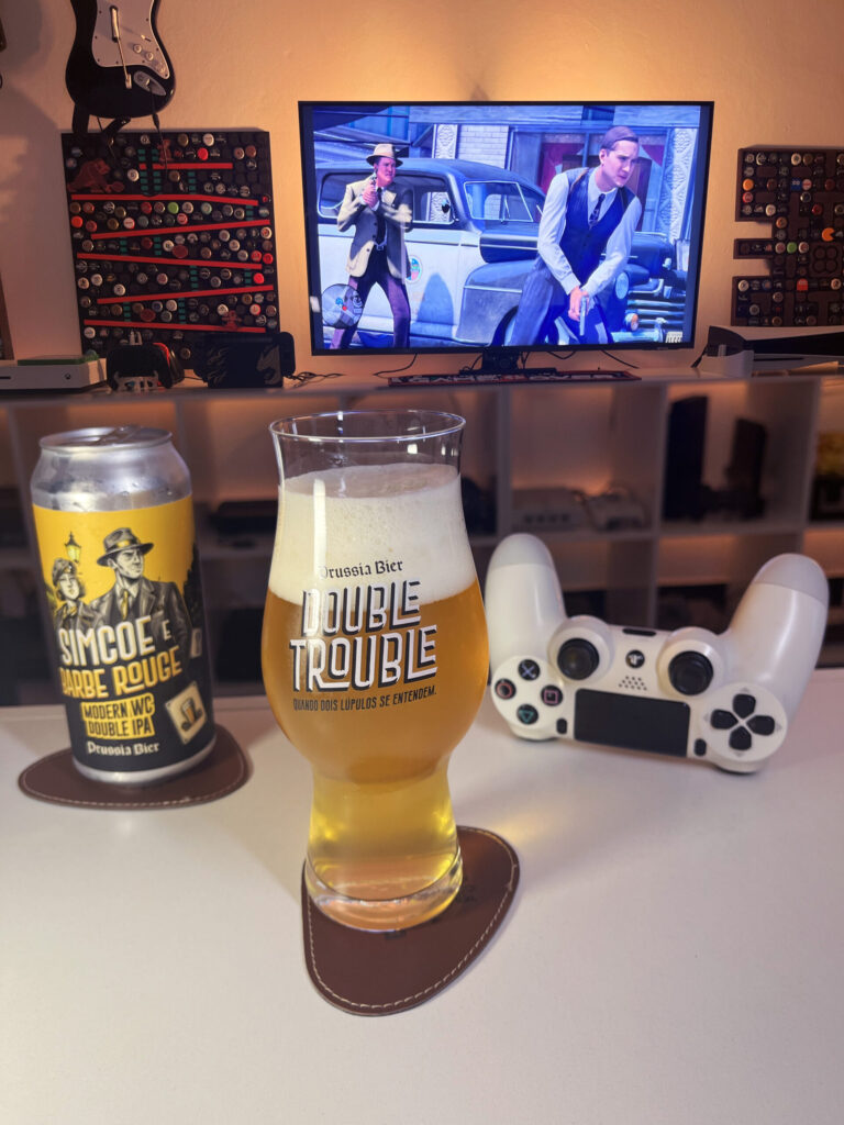 West Coast Double IPA da Prussia Bier ao lado de L.A. Noire no PlayStation 4.