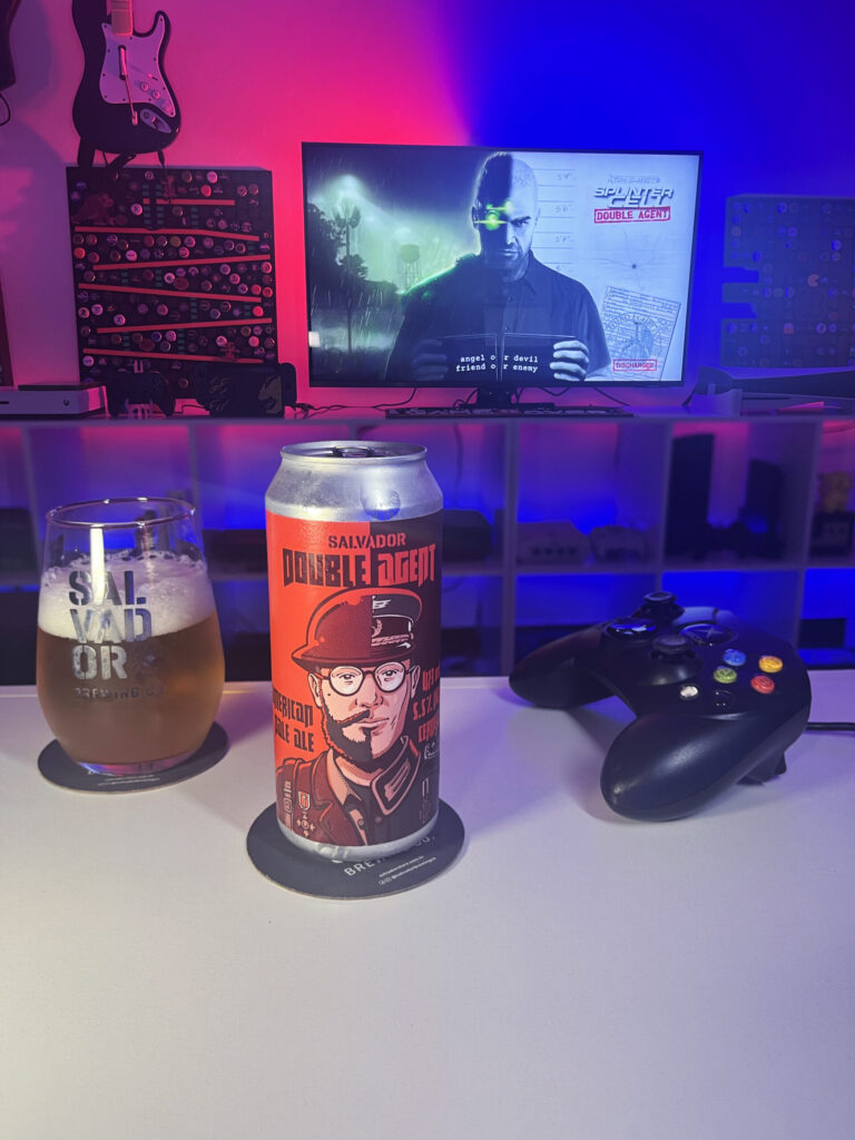 American Pale Ale Double Agent da Salvador Brewing Co. ao lado de Splinter Cell Double Agent no Xbox clássico.