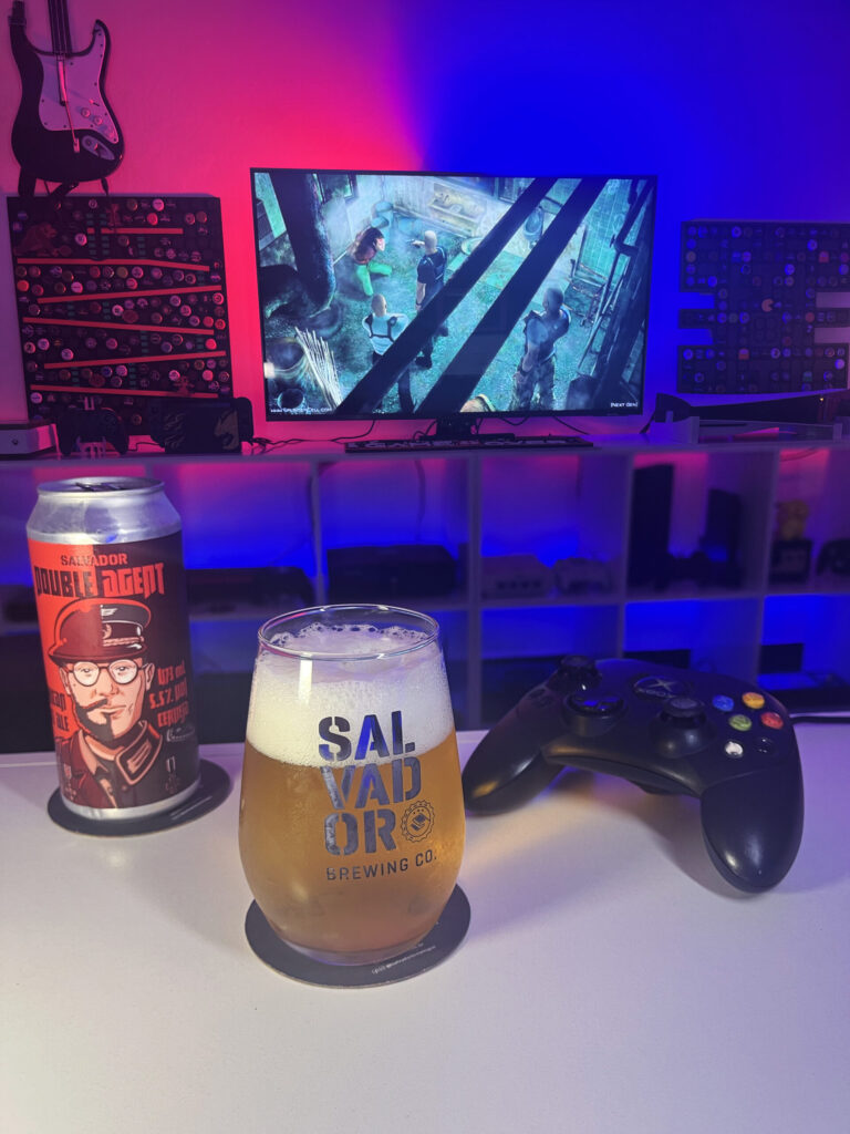 American Pale Ale Double Agent da Salvador Brewing Co. ao lado de Splinter Cell Double Agent no Xbox clássico.