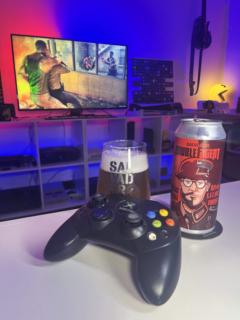 American Pale Ale Double Agent da Salvador Brewing Co. ao lado de Splinter Cell Double Agent no Xbox clássico.