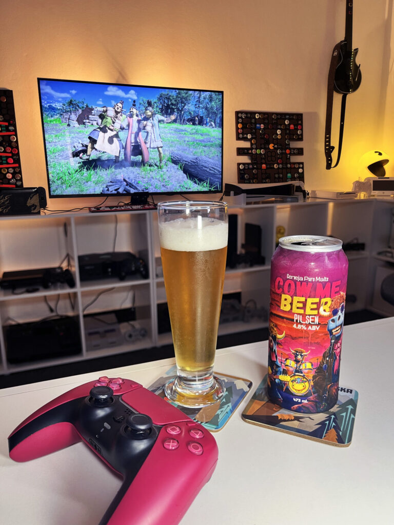 Pilsen Cow Me Beer, da Cervejaria Sigilo Total, ao lado de Crimson Desert no PS5.