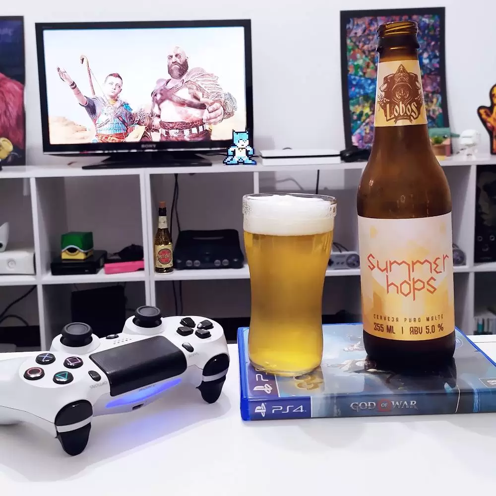 Jogando God of War e bebendo a Summer Ale da Cervejaria Lobos