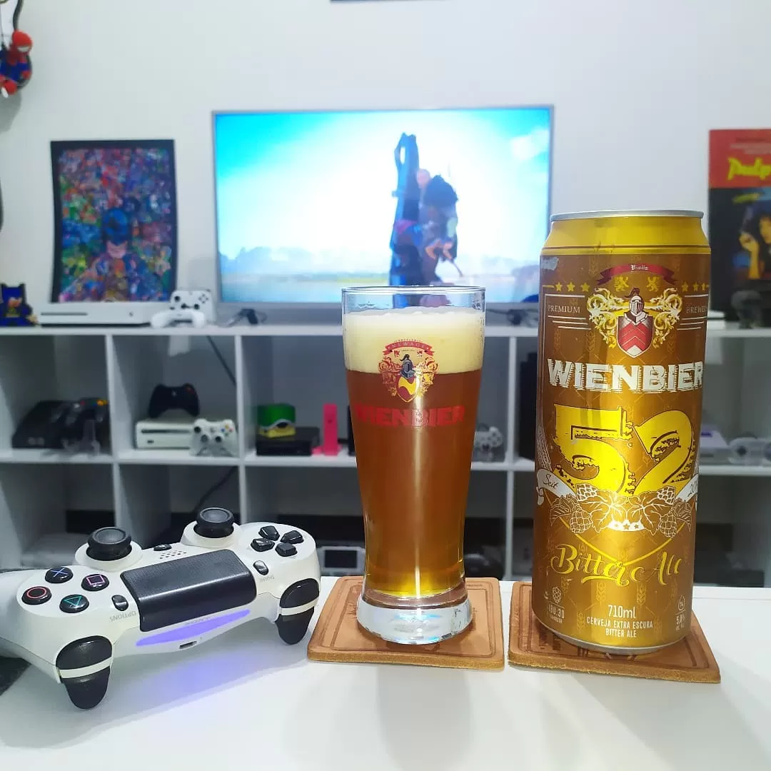 A 52, uma Bitter Ale, inspirada nas clássicas Ale's inglesas com Assassin's Creed Valhalla