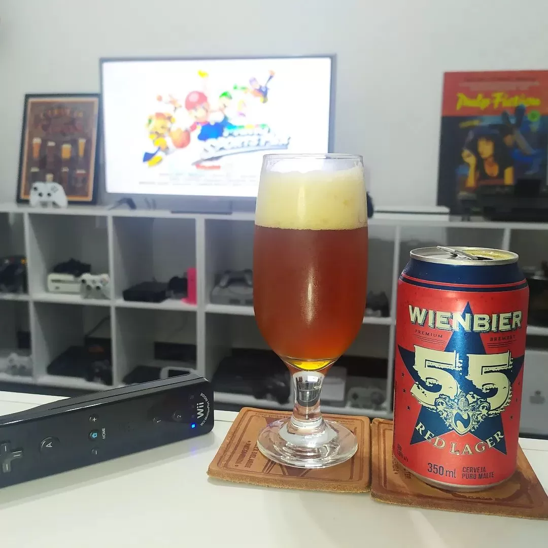 Jogando Mario Sports Mix do Wii acompanhado da cerveja Red Lager da Wienbier