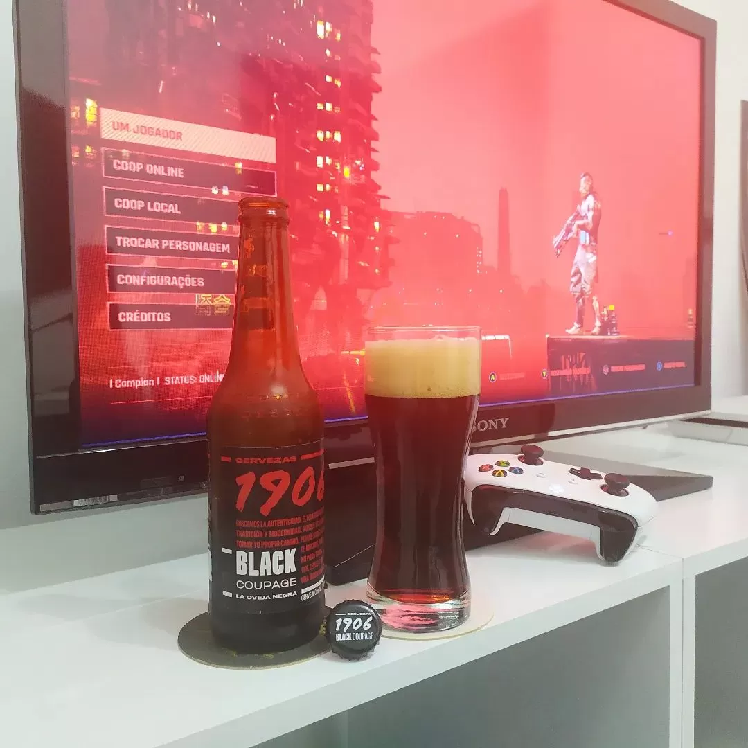 Cerveja 1906 Black Coupage e jogando The Ascent