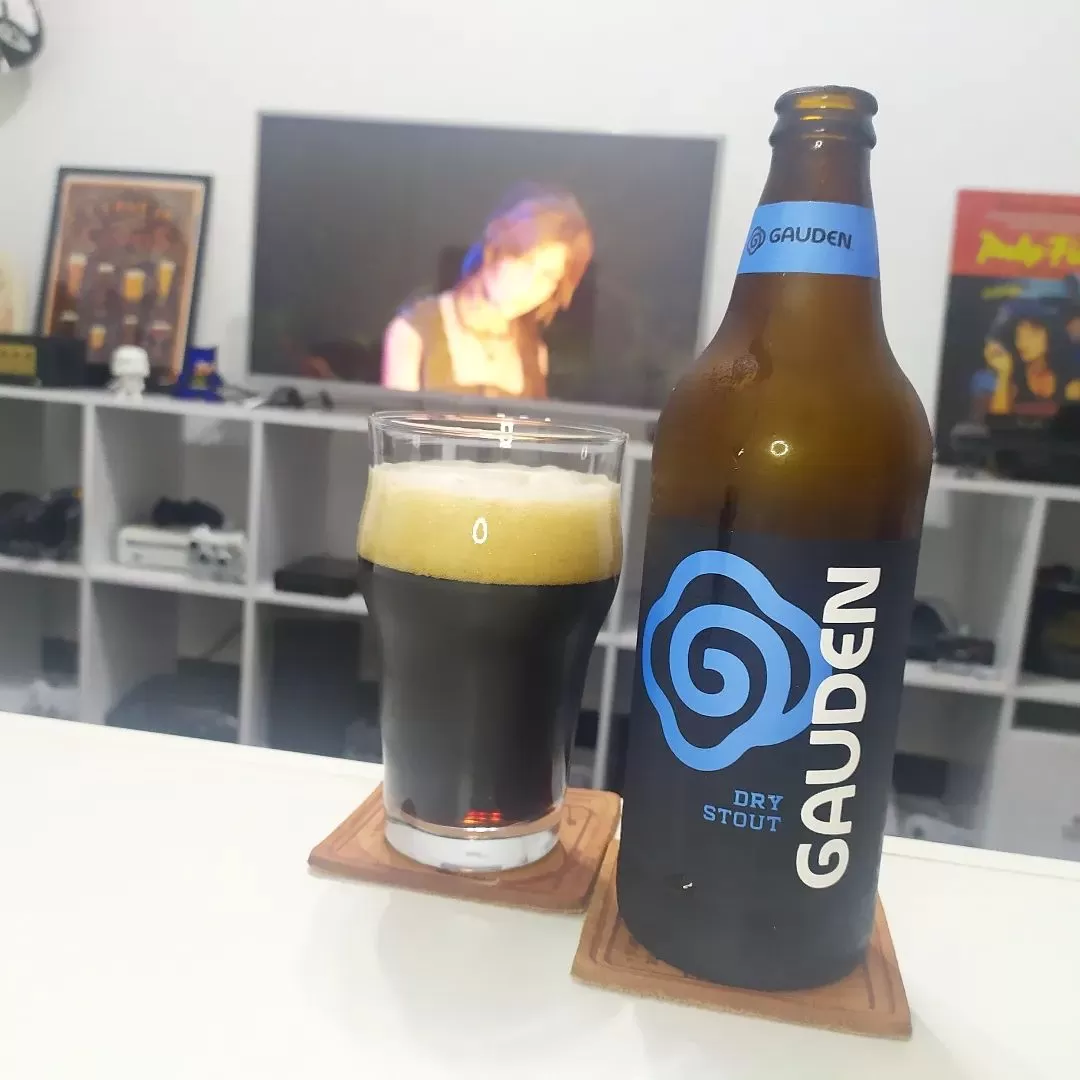 Gauden Dry Stout com Lara Croft da série Tomb Raider