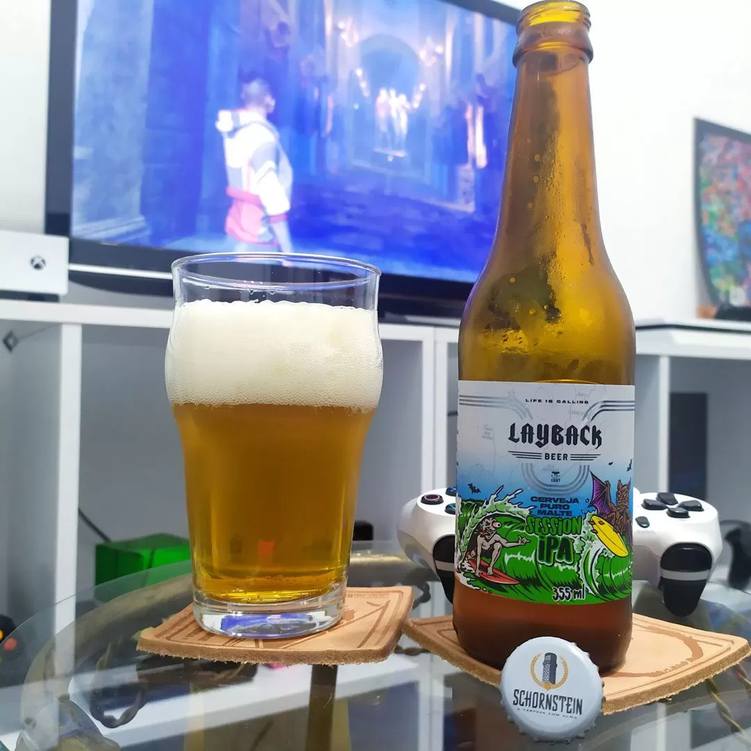 O crossover entre Watch Dogs e Assassin's Creed, provando a Session IPA da Layback