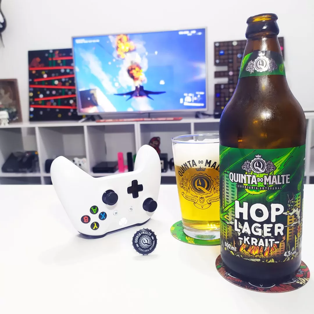 Jogando Project Wingman, acompanhado da Hop Lager Krait, da Quinta do Malte