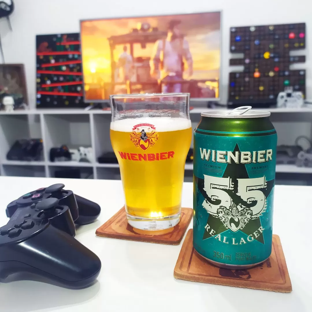 A Real Lager da Wienbier com Uncharted Drake's Fortune no PlayStation